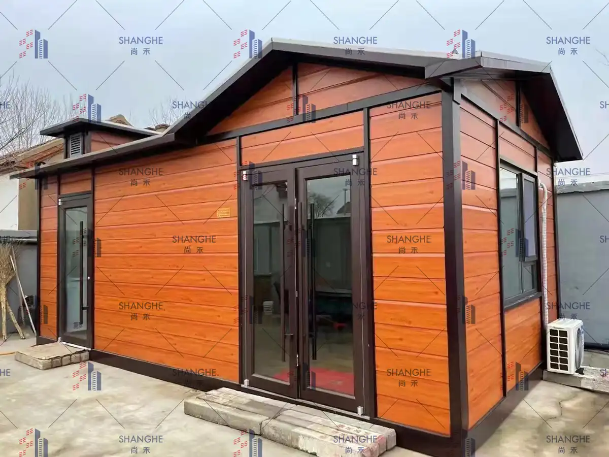 Tấm ốp trang trí bằng kim loại vân gỗ thông phẳng dùng cho việc cải tạo văn phòng.